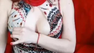 Рыжая чертовка Xxxhornymilfxxx дразнит большим сиськами