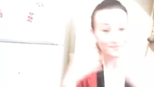 Темноволосая сучка Camyloveyou скидывает халатик