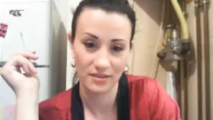 Темноволосая сучка Camyloveyou скидывает халатик