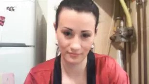 Темноволосая сучка Camyloveyou скидывает халатик