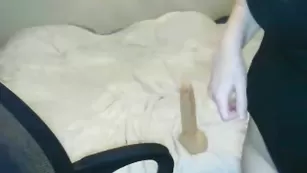 Грудастая шлендра Luciloveme скачет на страпоне