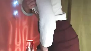 Скромная проказница Agentdi позирует во фри