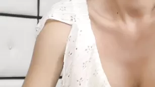 Озорная дамочка irrene демонстрирует грудь