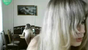 Белобрысая дама miss_Johnny демонстрирует свои прелести