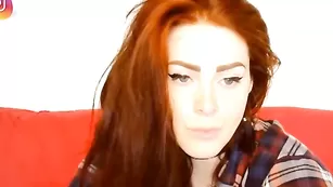 Рыжая потаскушка Multyashechka ебется секс машиной