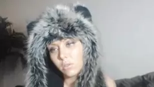 Пышногрудая сучка Pornstar_jms позирует в шапке