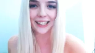 Симпатичная блонда Stacy007_Pink оголяет большие сиськи