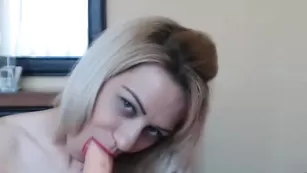 Чудесная краля Gabriellahotlover облизывает дилдо