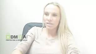 Пышногрудая курва Prinella раздевается на камеру