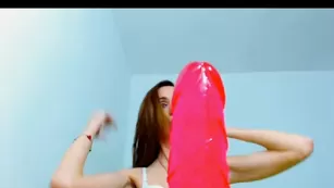 Худая сучка Devilishangel2 обсасывает самотык