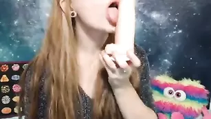 Шикарная сучка NYASHKA LILI заглатывает дилдо