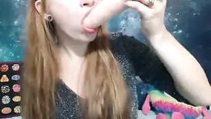 Шикарная сучка NYASHKA LILI заглатывает дилдо