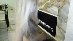Белокурая шалава Like_Gold сняла нижнее белье