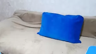 Худая сучка JaneLeeXO трахает киску пальчиками