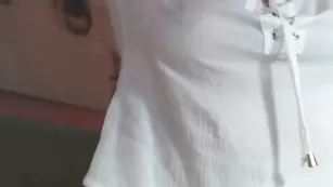 Скромная модель Agentdi позирует во фри