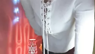 Скромная модель Agentdi позирует во фри