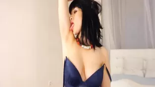 Жаркая сучка Aizashake ласкает киску через трусики