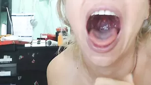 Зрелая шалава Raisawetsx глубоко сосет хуй