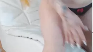 Порочная шлендра SeXsmellS3 тискает бритую письку