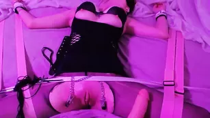 Элитная шлюха Diamond_Play ебется с секс машиной