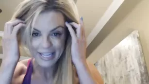 Симпатичная модель Britneylane обнажает сиськи
