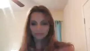 Привлекательная леди Silvergirlsays1331nb обнажает сисечки
