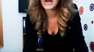 Зрелая потаскушка Zara_show светит сочной попой