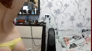 Привлекательная шлюха танцует стриптиз