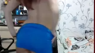 Привлекательная шлюха танцует стриптиз