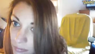 Горячая штучка Twoamericans снимает трусики