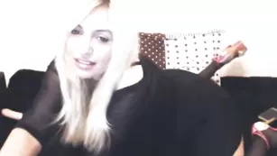 Шальная цыпочка Pleasureofgoods ласкает половые губки