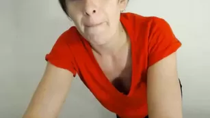 Блестящая самка Supernovalove вертит большой жопой