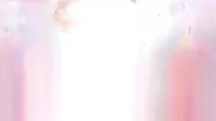 Грудастая краля youngbaby19 эротично раздевается