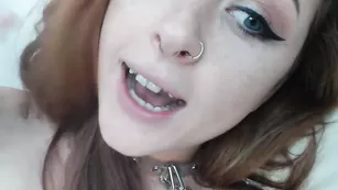 Рыжая сука Arabella_fae дрочит две дырки