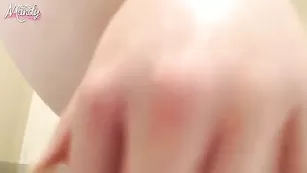 Шальная куколка MandyKay трахает пизду фаллосом