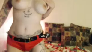 Курва в татуировках NoelNeverland дрочит киску