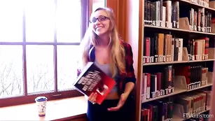 Милая барышня KendraSunderland раздевается на кухне