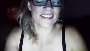Сучка в очках Elisanordic30 дрочит бритую пизду