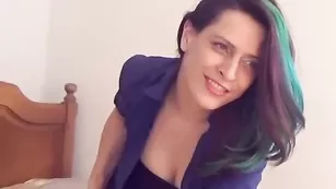 Роскошная блудница sensualsofia позирует во фри