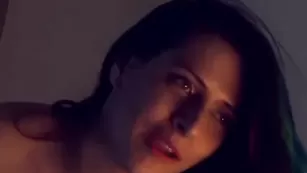 Роскошная блудница sensualsofia позирует во фри