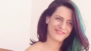 Роскошная блудница sensualsofia позирует во фри