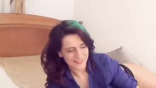 Роскошная блудница sensualsofia позирует во фри