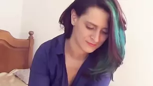 Роскошная блудница sensualsofia позирует во фри