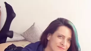 Роскошная блудница sensualsofia позирует во фри