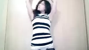 Грузинская брюнетка вертит большой жопой