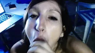 Горячая баба sextwoo отсасывает пенис