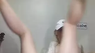 Хорошенькая Ambirose показывает сиськи