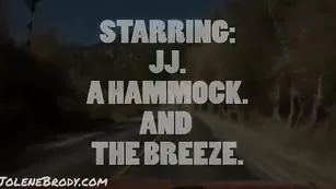 Шикарная курва JoleneBrody дрочит пизду на улице