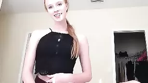 Стройная пассия Kwballerina принимает гибкие позы