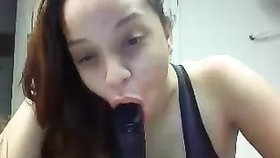 Знойная барышня Shottaberry ласкает киску